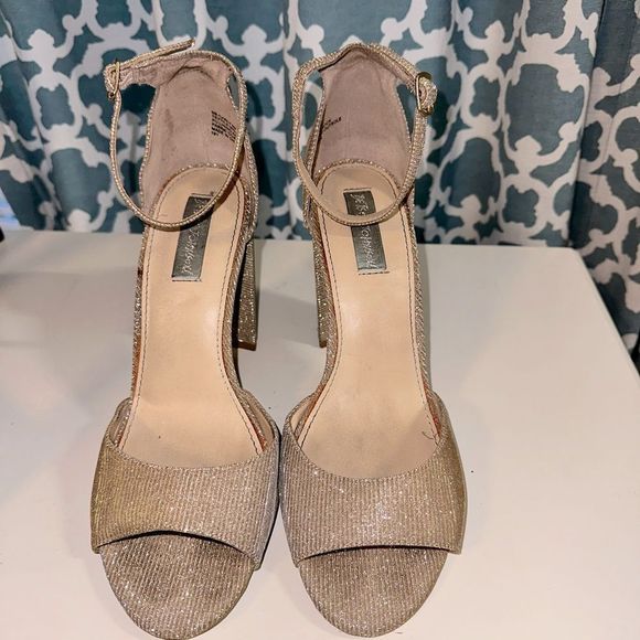 Betsey Johnson Carly Gold Block Heel - Picture 2 of 4